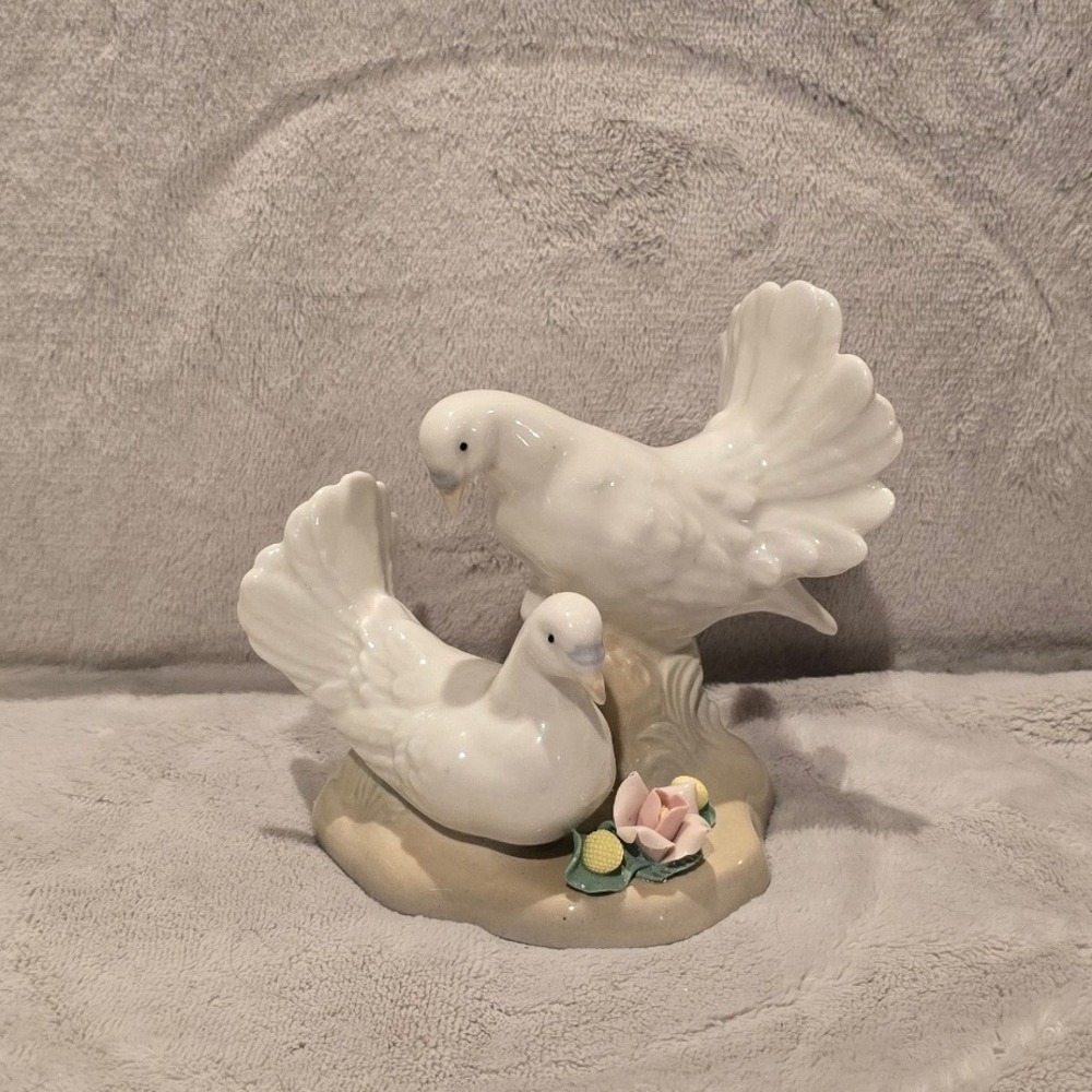 Porcelanas M. Requena Valencia Spain White Doves Porcelain Bird Figurine 4.5"